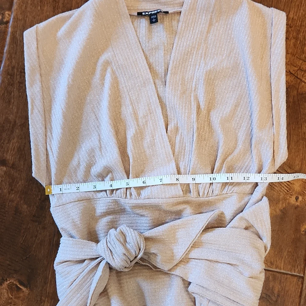 Express tie waist v-neck metallic tank - Picture 5 of 10